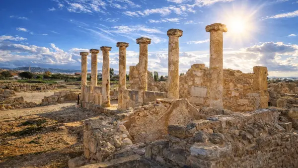 Antyczne kolumny w Parku Archeologicznym Nea Pafos – pozostałości starożytnej agory i świątyń