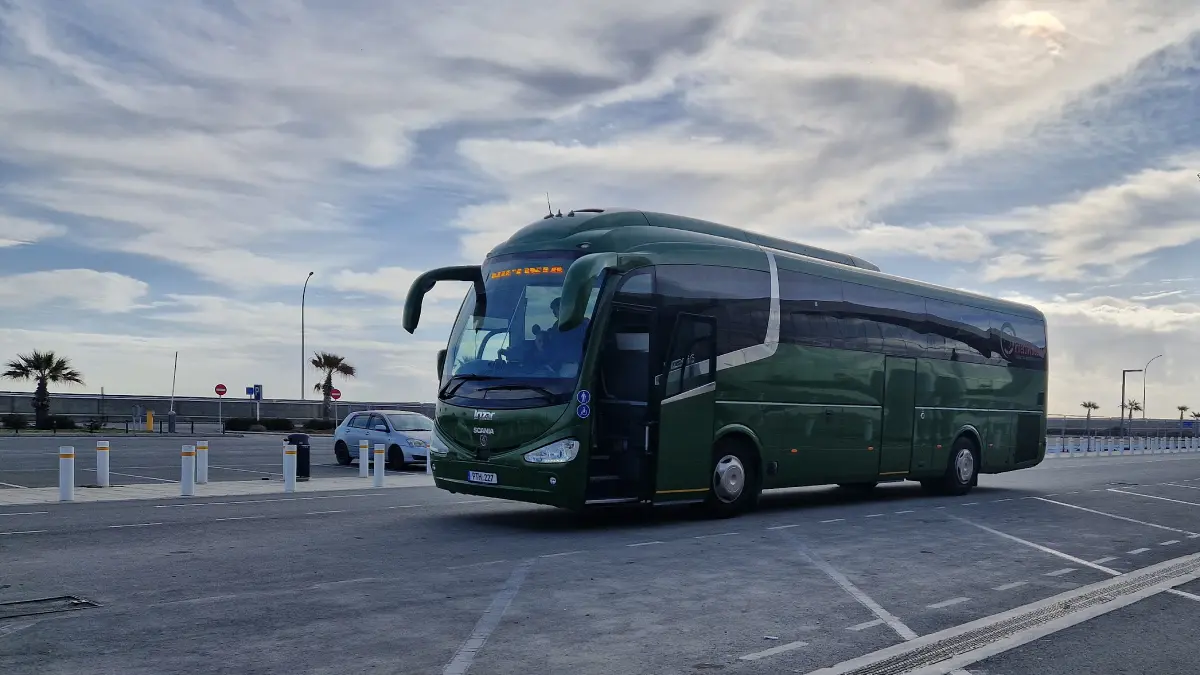 Zielony autokar Intercity Buses na Cyprze – nowoczesny transport międzymiastowy między Nikozją, Larnaką, Limassol i Pafos