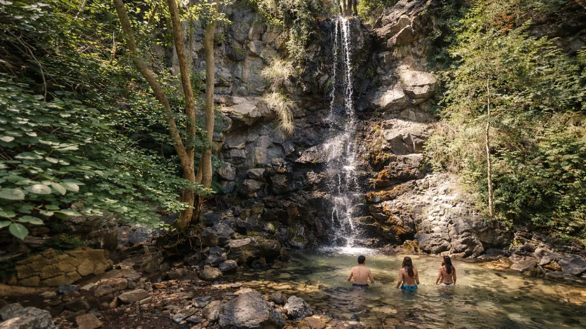 Wodospad Caledonia w górach Troodos na Cyprze – krystaliczna woda spadająca wśród zielonych sosen i skalistych ścieżek