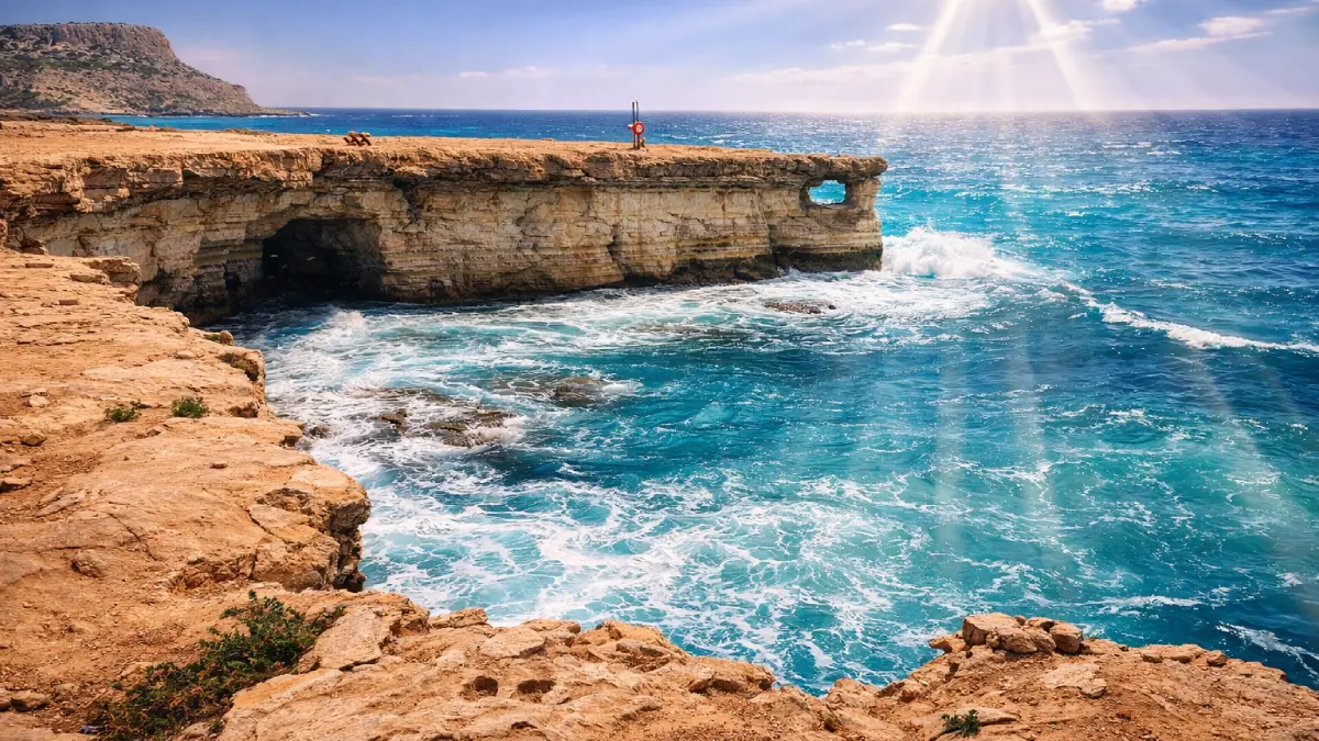 Jaskinie morskie Sea Caves w parku Cape Greco na Cyprze