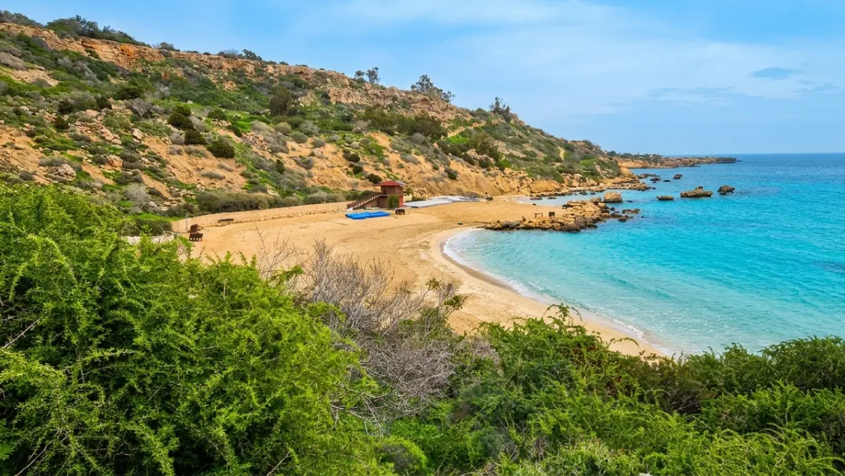 Pusta plaża Konnos Beach na Cyprze poza sezonem – spokojna turkusowa zatoka bez tłumów
