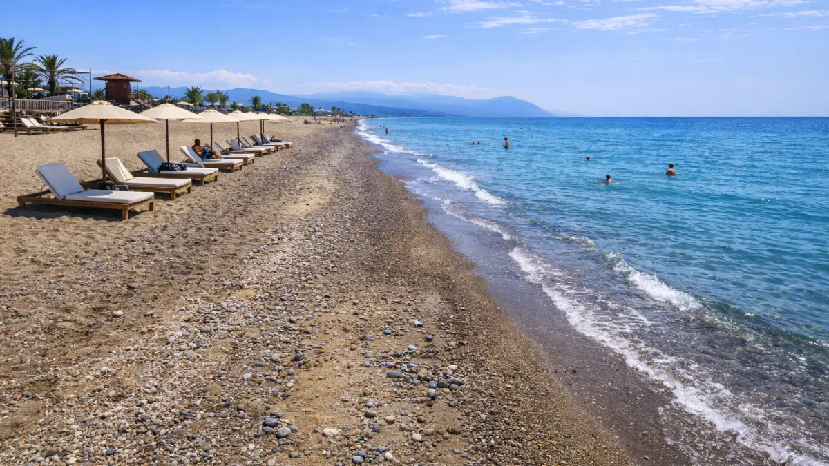 Plaża Latchi Beach w Polis na Cyprze – krystalicznie czysta zatoka u bram Półwyspu Akamas