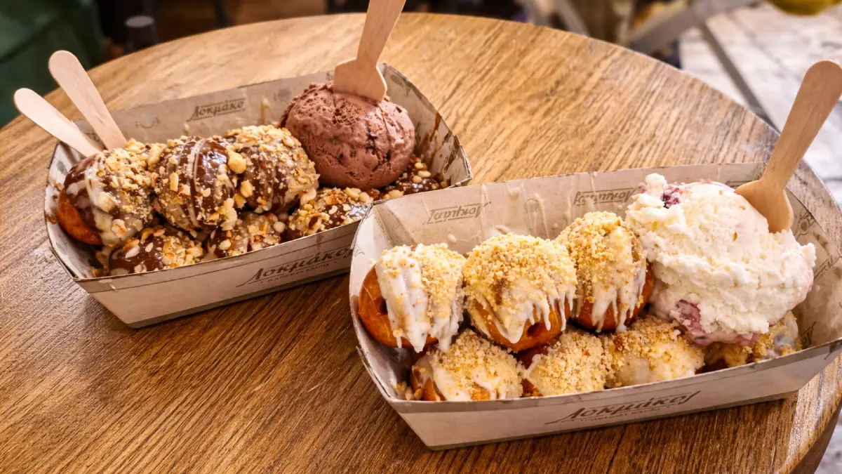 Cypryjskie pączki loukoumades polane miodem i posypane orzechami, podawane z gałką lodów waniliowych