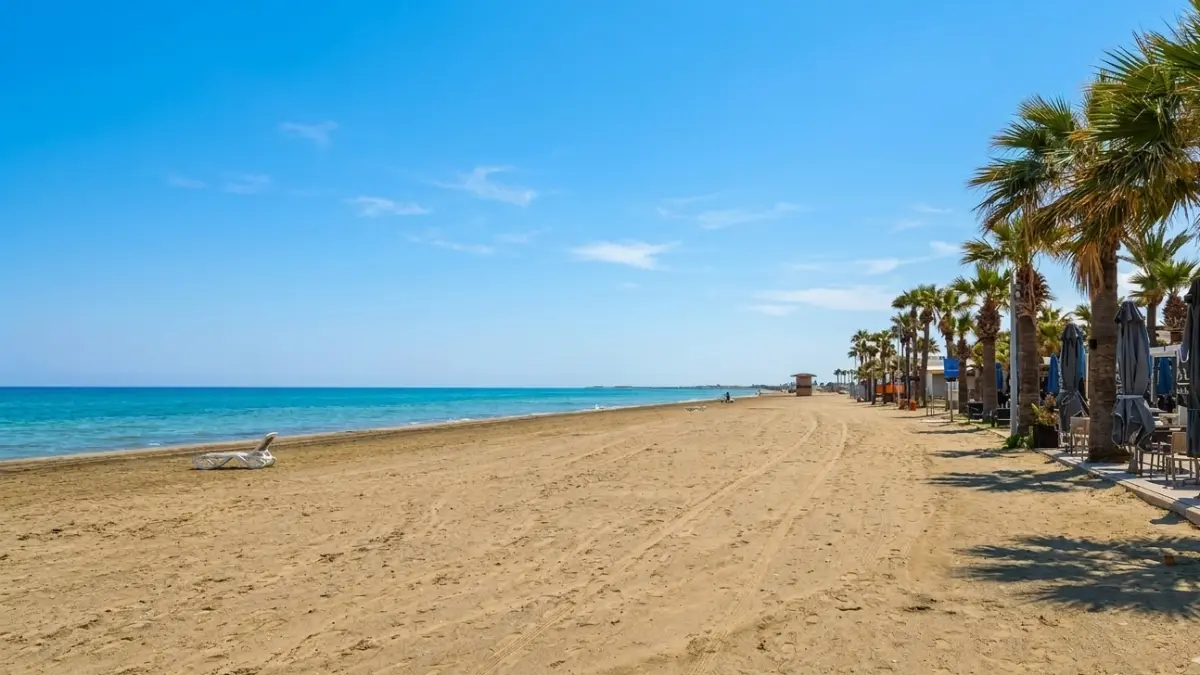 Pusta plaża McKenzie Beach w Larnace na Cyprze – szerokie piaszczyste wybrzeże poza sezonem turystycznym