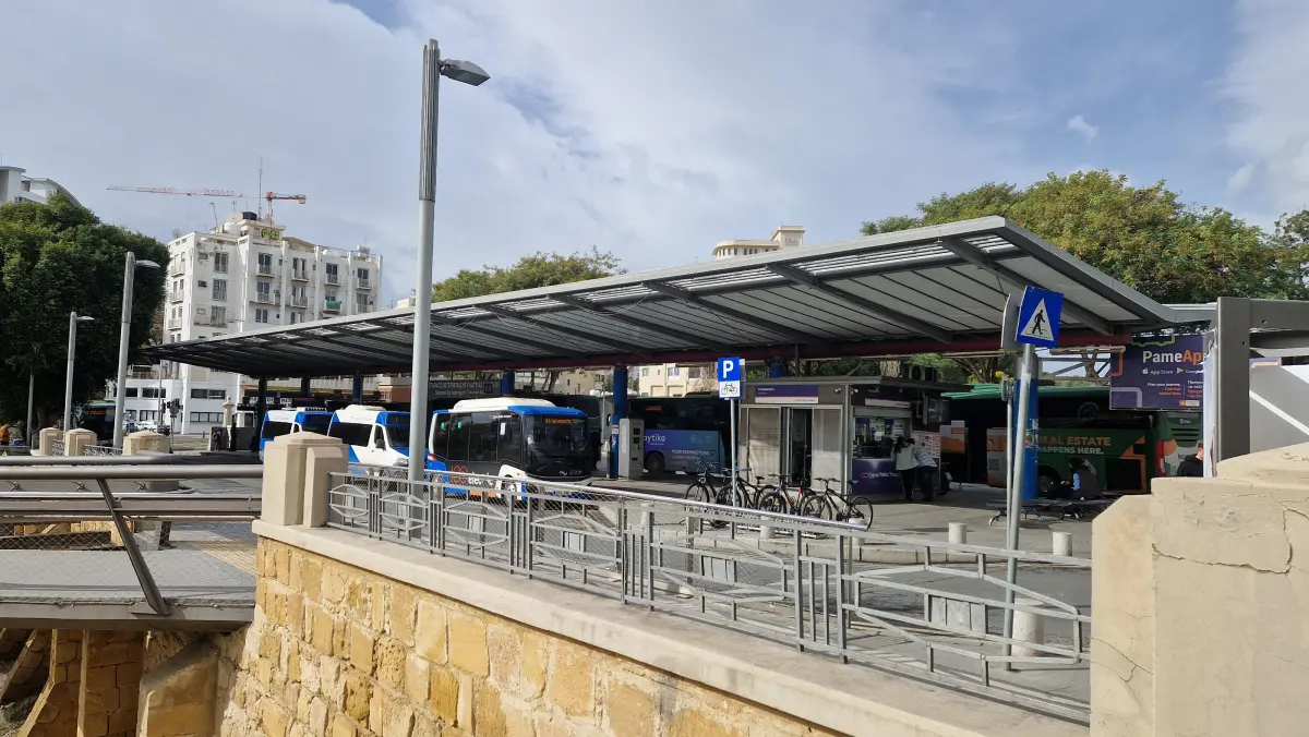 Przystanek autobusowy Solomos Square w Nikozji – główny węzeł komunikacyjny stolicy Cypru