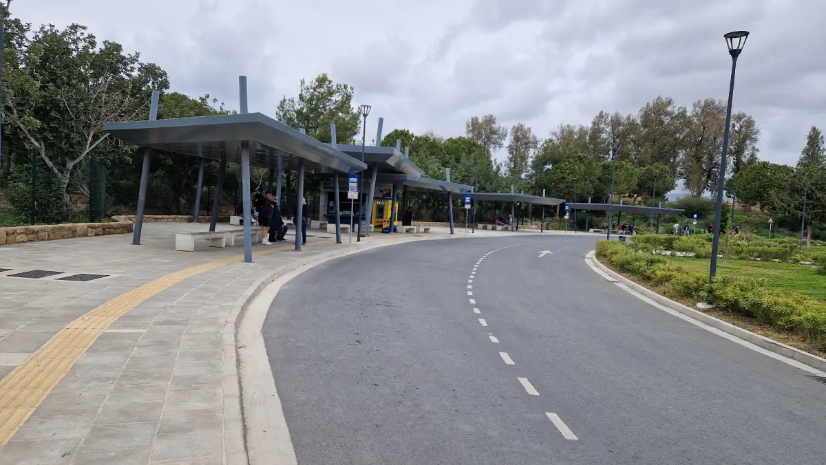 Główna stacja autobusowa Paphos Harbour przy porcie w Pafos – przystanek linii turystycznych