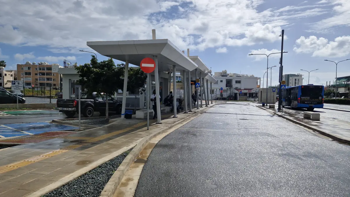 Przystanek autobusowy Tombs of the Kings w Pafos – nowoczesna infrastruktura przy Grobowcach Królewskich