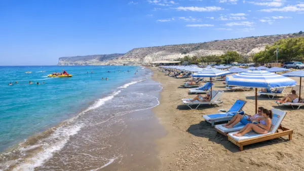 Plaża Pissouri Bay na Cyprze – malownicza zatoka otoczona białymi wapiennymi klifami i krystaliczną wodą