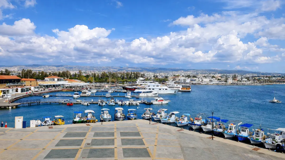 Panorama portu Kato Paphos widziana z murów średniowiecznego zamku – łodzie rybackie i promenada