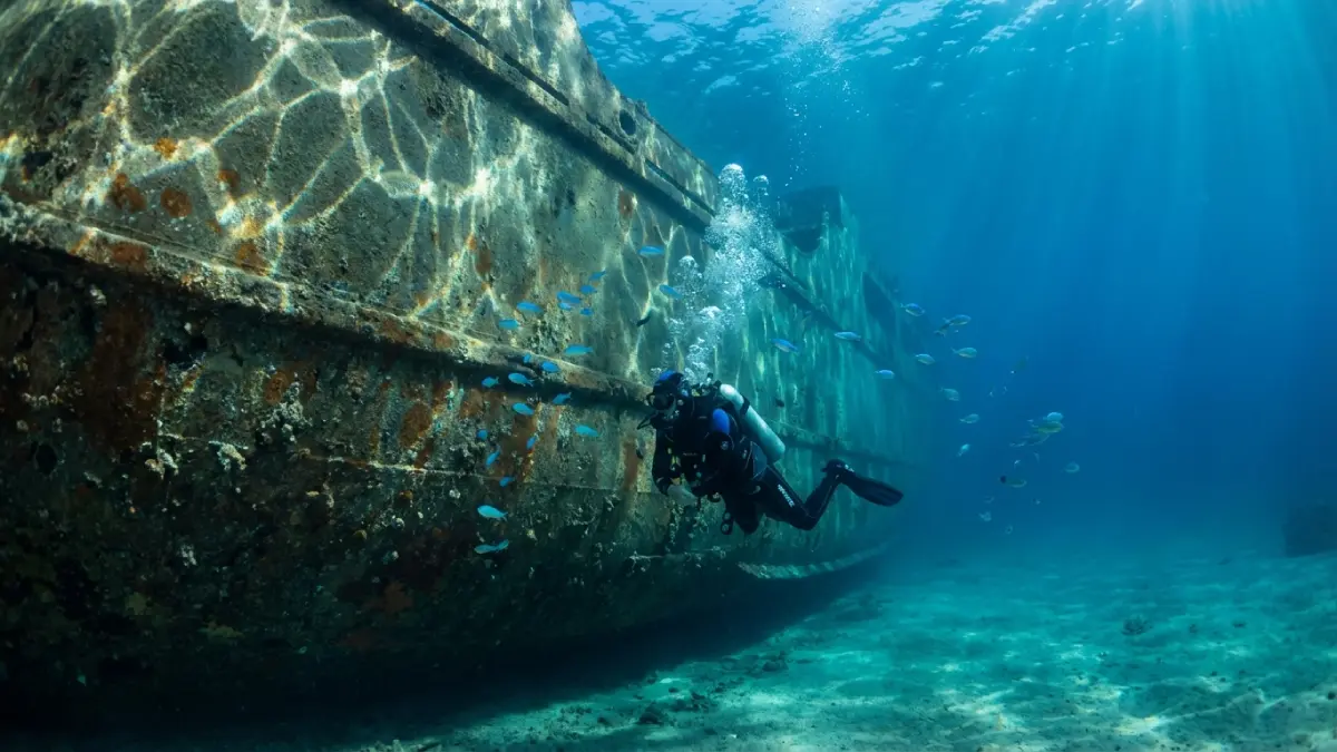 Nurek eksplorujący wrak statku na Cyprze – krystaliczna turkusowa woda i niesamowita widoczność podwodna