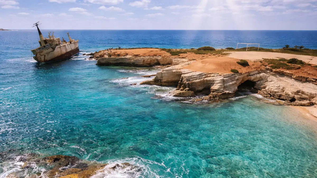 Wrak statku Edro III u brzegów Cypru o zachodzie słońca – popularna darmowa atrakcja obok Pafos