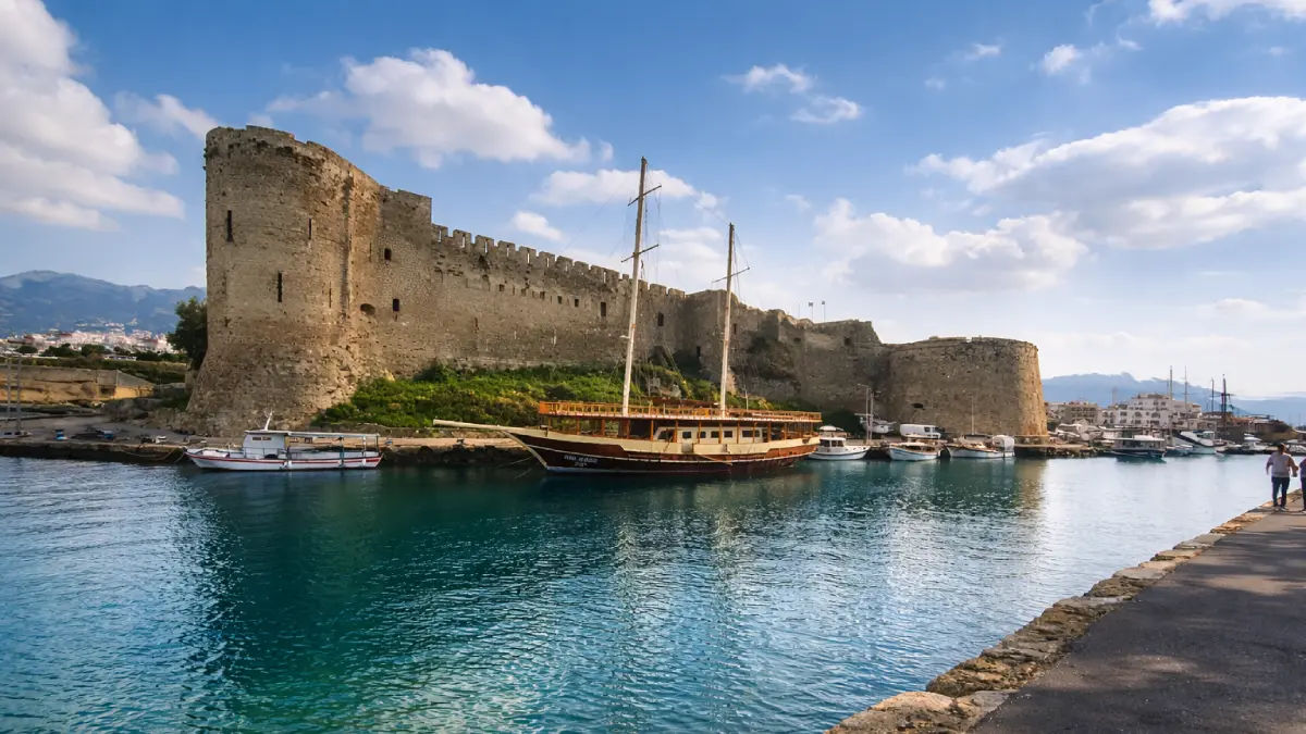 Zamek w Kyrenii na Cyprze Północnym – potężna wenecka twierdza u wejścia do historycznego portu